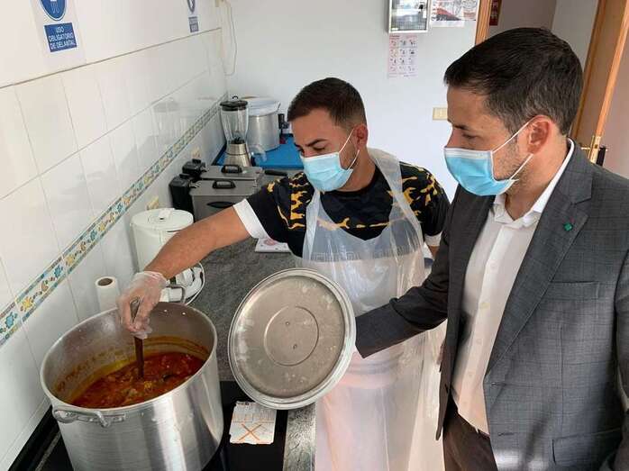 El alcalde Héctor Suárez con el  cocinero solidario Jazael Quevedo/TA.